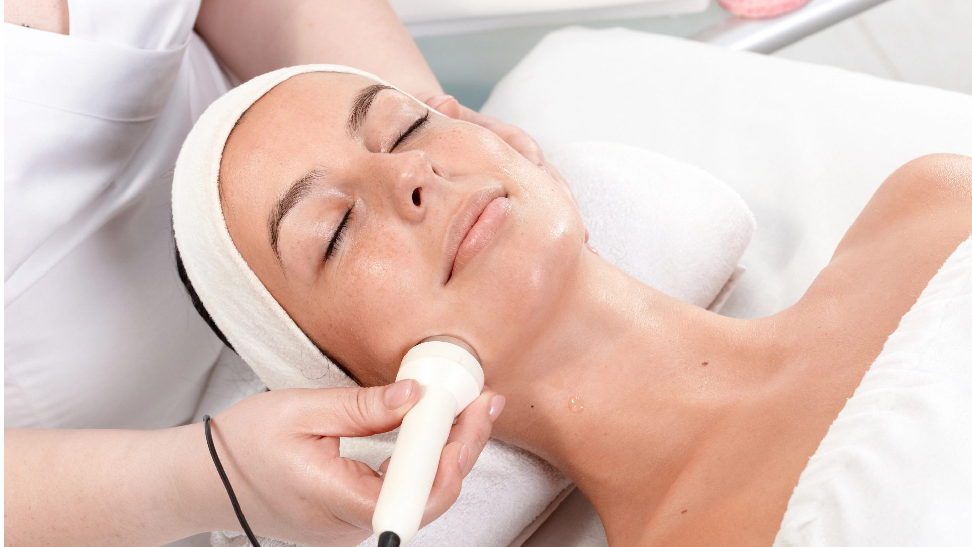Tratamiento facial realizado con cuidado profesional